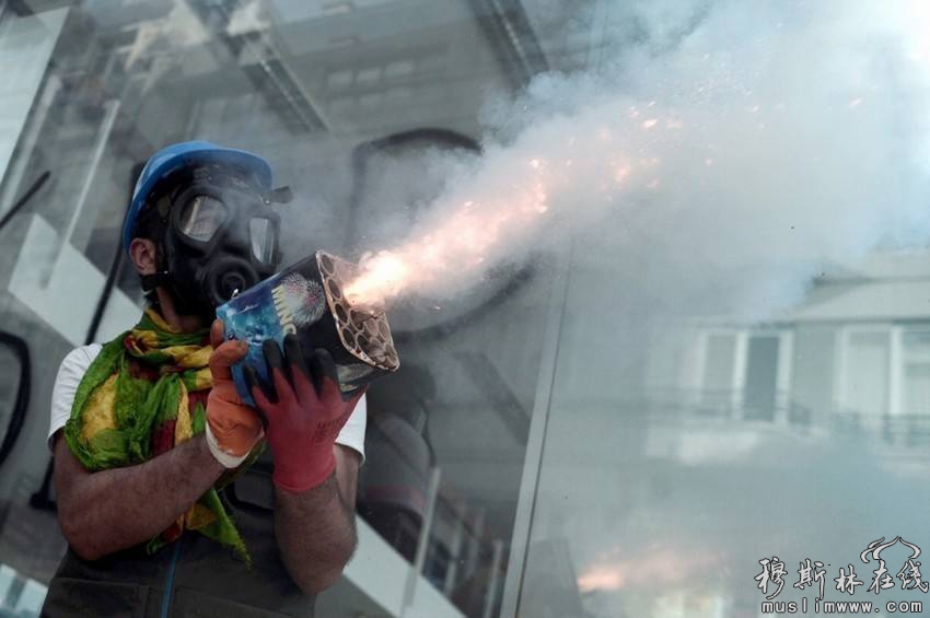 土耳其骚乱现场实拍：抗议者拿烟花当火箭炮用