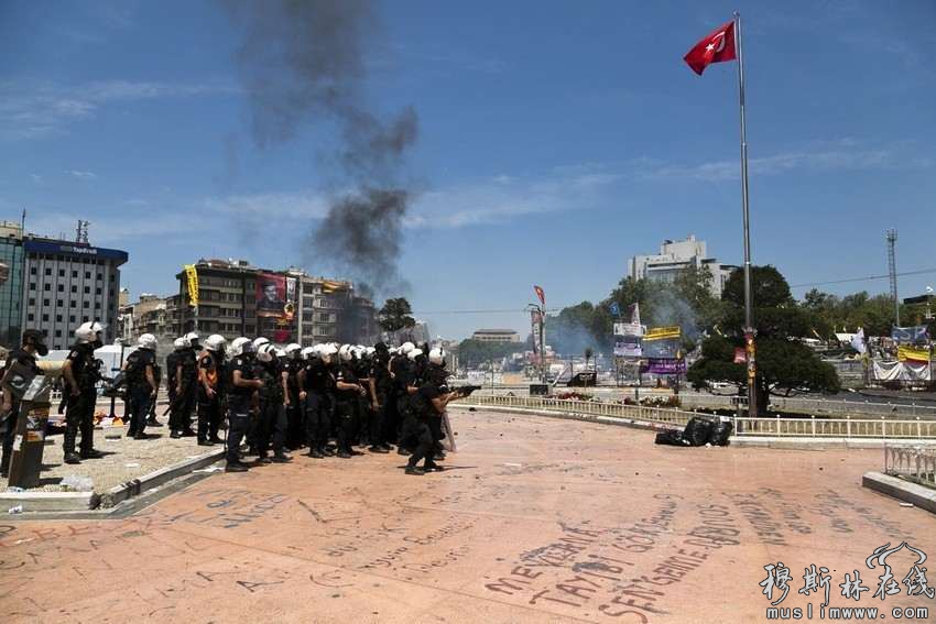土耳其防暴警察11日在该国第一大城市伊斯坦布尔塔克西姆广场展开清场行动，抗议者和警察发生冲突。截至12日黎明时分，塔克西姆广场一片狼藉，数百名抗议者仍在广场旁的加济公园帐篷营地坚守不退。