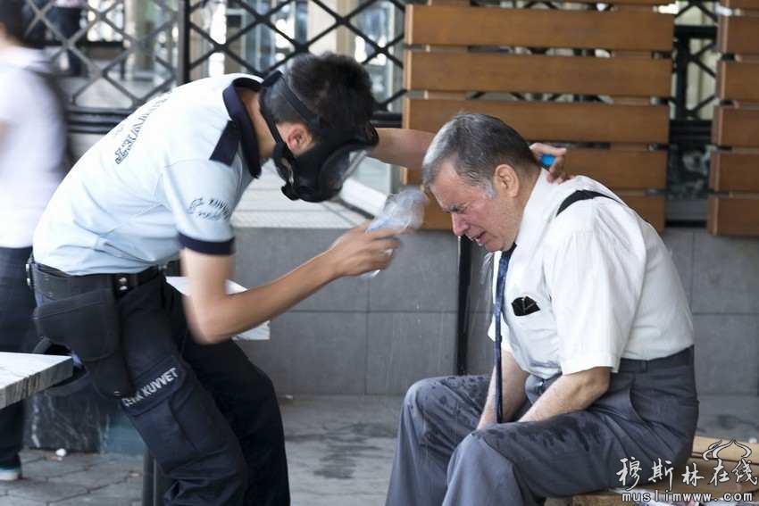 土耳其防暴警察11日在该国第一大城市伊斯坦布尔塔克西姆广场展开清场行动，抗议者和警察发生冲突。截至12日黎明时分，塔克西姆广场一片狼藉，数百名抗议者仍在广场旁的加济公园帐篷营地坚守不退。