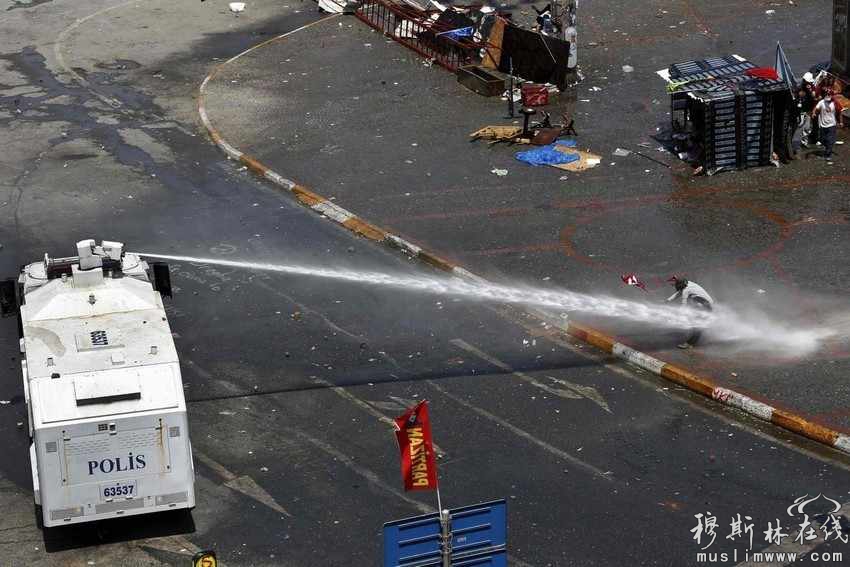 土耳其防暴警察11日在该国第一大城市伊斯坦布尔塔克西姆广场展开清场行动，抗议者和警察发生冲突。截至12日黎明时分，塔克西姆广场一片狼藉，数百名抗议者仍在广场旁的加济公园帐篷营地坚守不退。
