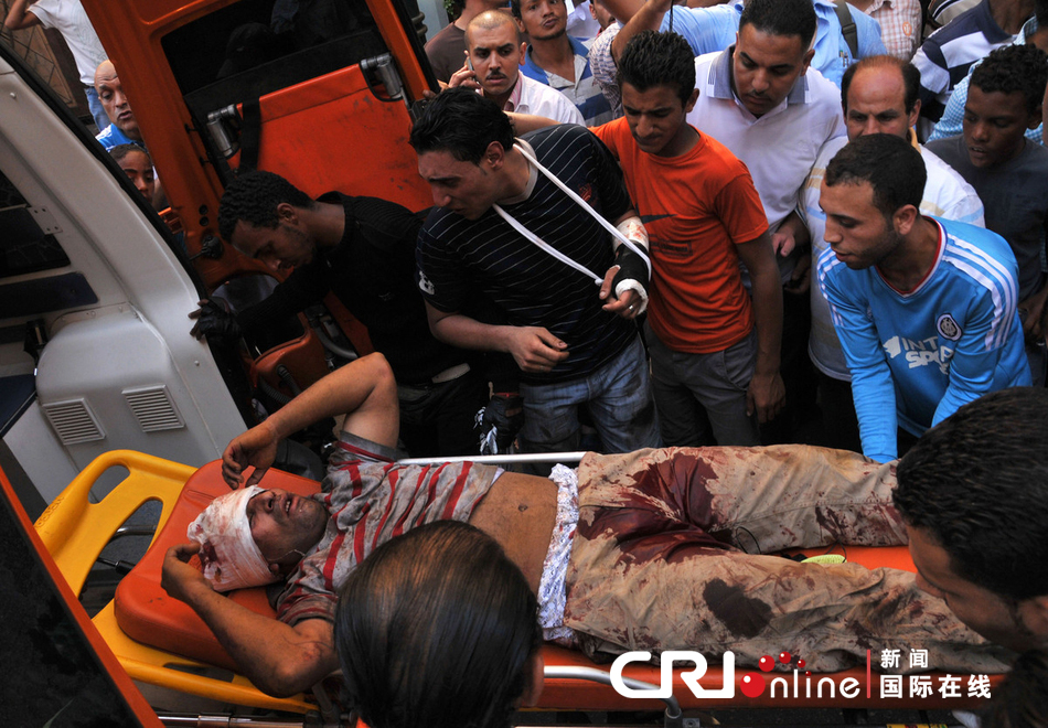 当地时间2013年6月28日，埃及开罗，总统穆尔西的支持者和反对者在埃及多座城市爆发冲突，据埃及卫生部的数据显示，冲突已造成上百人死伤。图片来源：AHMED ASAD APAIMAGES/东方IC 