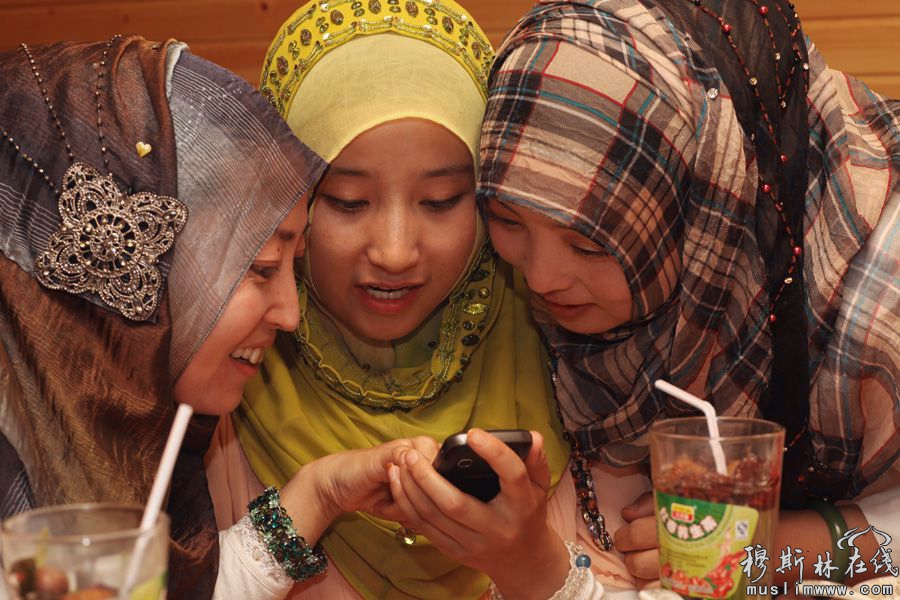 穆斯林在线网采编团队斋月前的聚会。西宁的表情摄 