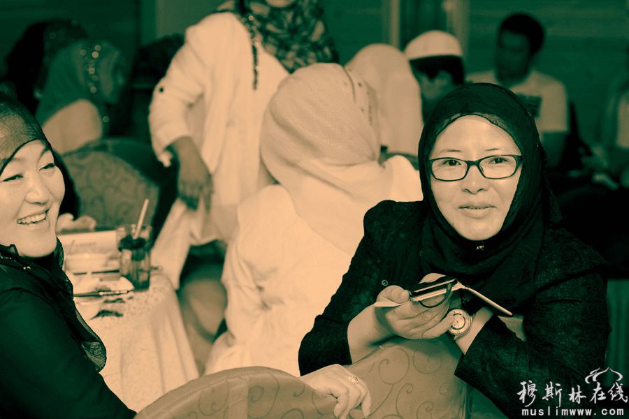 穆斯林在线网采编团队斋月前的聚会。西宁的表情摄 