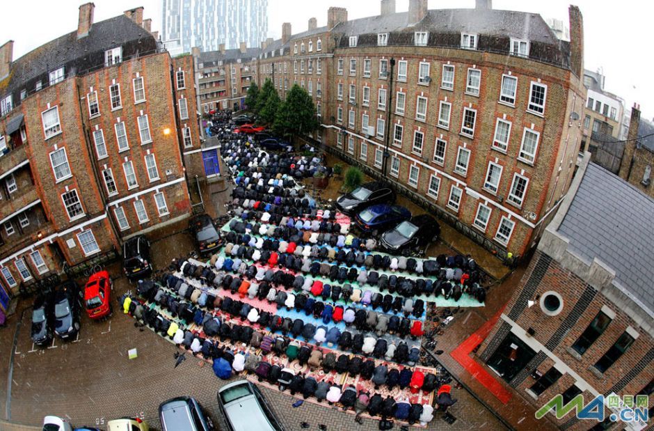 3.伦敦东部参加祈祷的穆斯林.