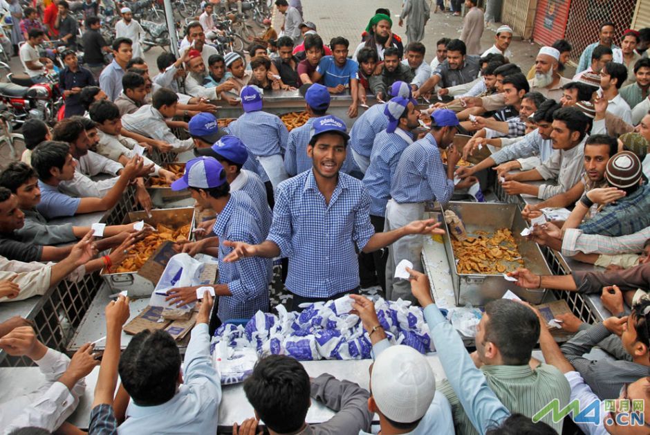 5.卡拉奇（巴基斯坦港市）一处食物摊.