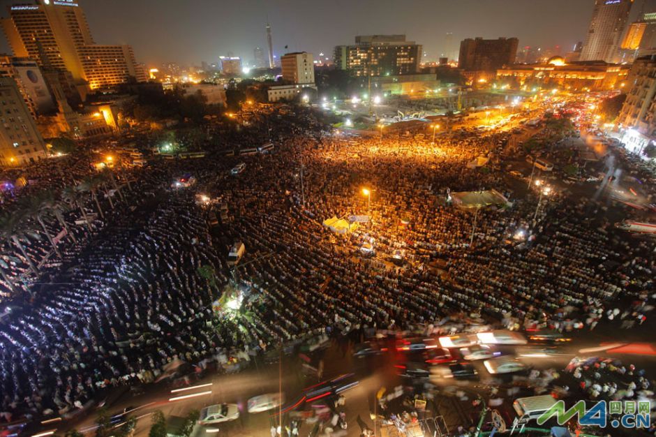 6.上千名信徒聚集在开罗的解放广场进行祷告.