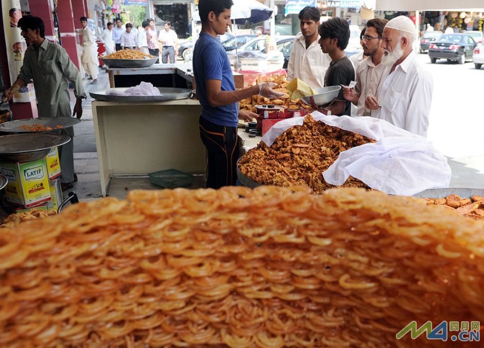 10.伊斯兰堡（巴基斯坦首都）的穆斯林在开斋小吃期间购买食物.