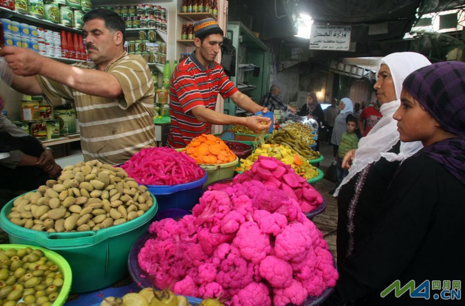 12.斋月期间，希伯伦（即哈利勒，位于耶路撒冷南约40公里的小镇）的商贩在出售蔬菜.