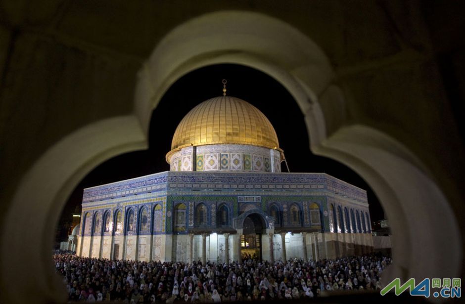 15.耶路撒冷旧城圆顶清真寺外彻夜祈祷的穆斯林.
