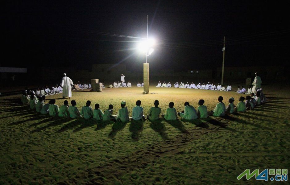 17.恩图曼(苏丹中部城市)的学生们在晚饭后学习《古兰经》.