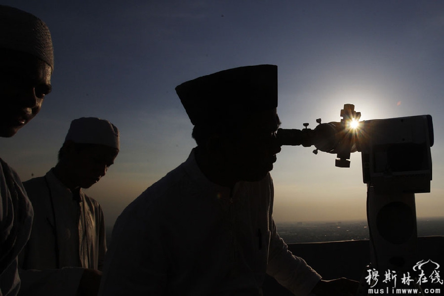 2013年7月8日，印度尼西亚雅加达穆斯林环视新月来确定斋月的开始时间。