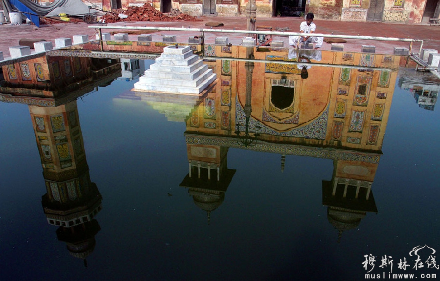 2013年7月10日巴基斯坦拉合尔的寺庙前一名巴基斯坦穆斯林在晚祷前沐浴。
