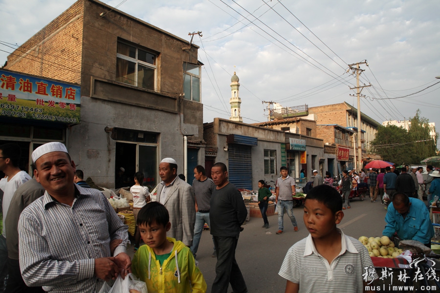 2013年西宁的斋月，封斋后的穆斯林在晚上开斋时喜好甜食开斋，西宁东关地区一带售卖甜食生意红火。