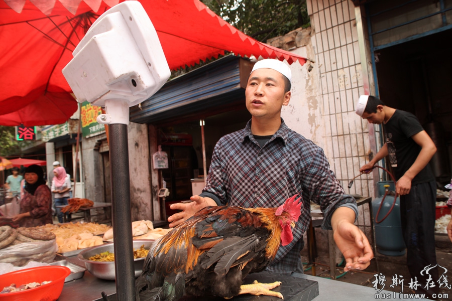 2013年西宁的斋月，封斋后的穆斯林在晚上开斋时喜好甜食开斋，西宁东关地区一带售卖甜食生意红火。西宁的表情摄