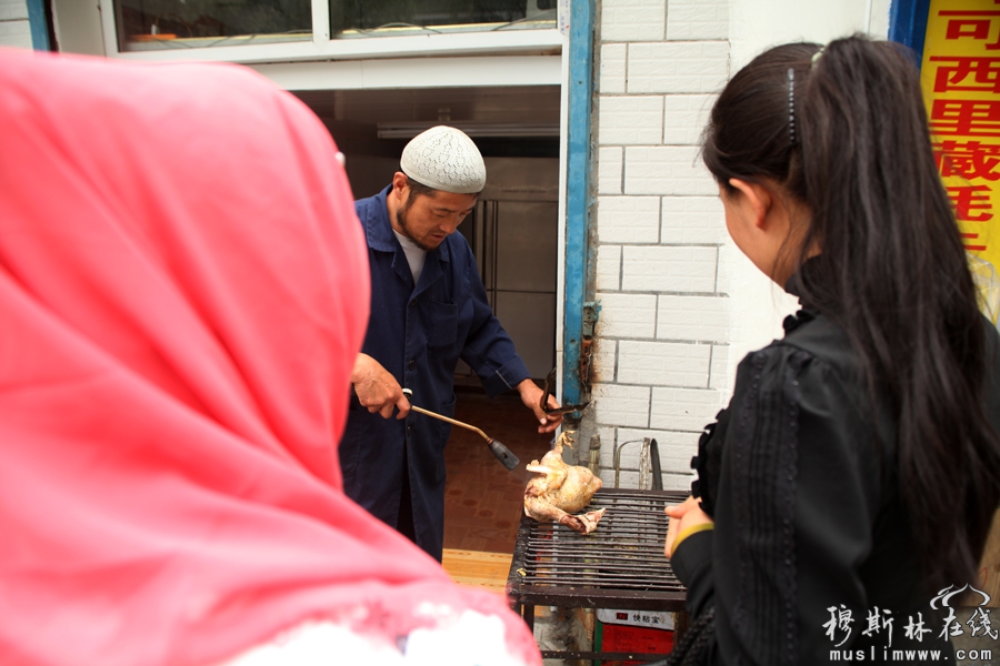 2013年西宁的斋月，封斋后的穆斯林在晚上开斋时喜好甜食开斋，西宁东关地区一带售卖甜食生意红火。西宁的表情摄