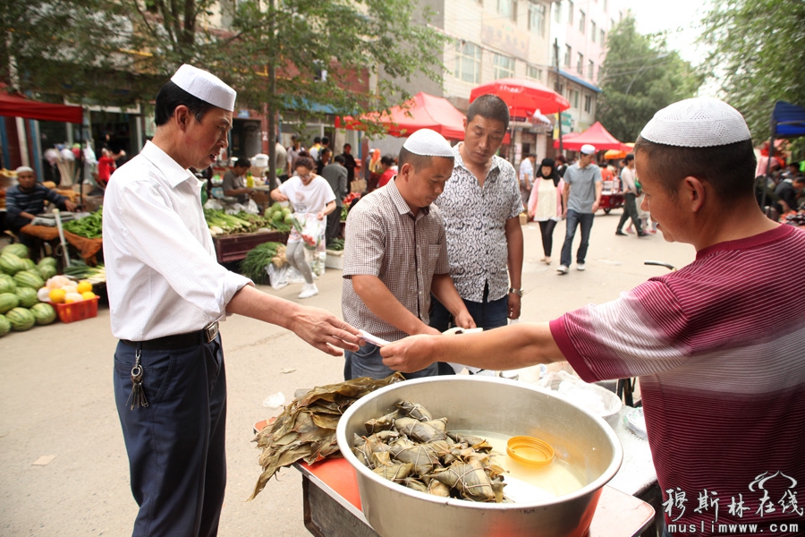 2013年西宁的斋月，封斋后的穆斯林在晚上开斋时喜好甜食开斋，西宁东关地区一带售卖甜食生意红火。西宁的表情摄