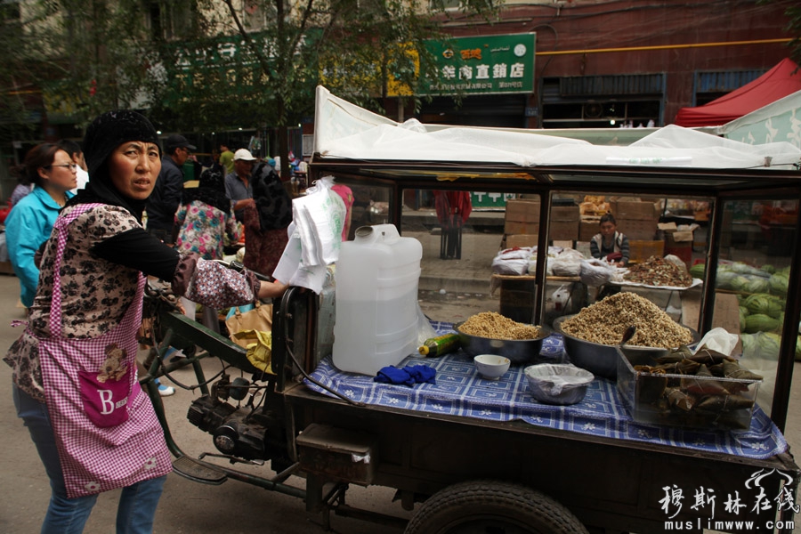 2013年西宁的斋月，封斋后的穆斯林在晚上开斋时喜好甜食开斋，西宁东关地区一带售卖甜食生意红火。西宁的表情摄