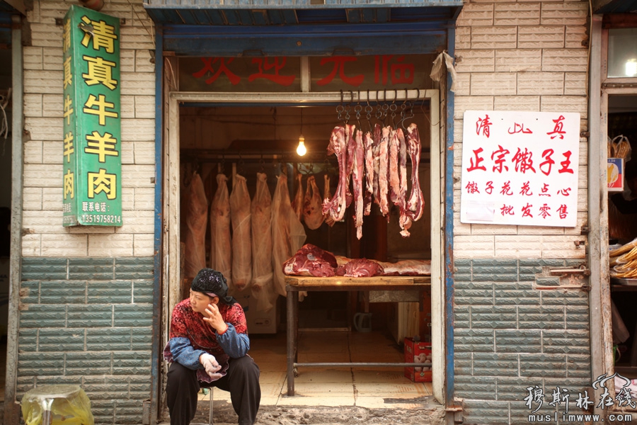 2013年西宁的斋月，封斋后的穆斯林在晚上开斋时喜好甜食开斋，西宁东关地区一带售卖甜食生意红火。西宁的表情摄