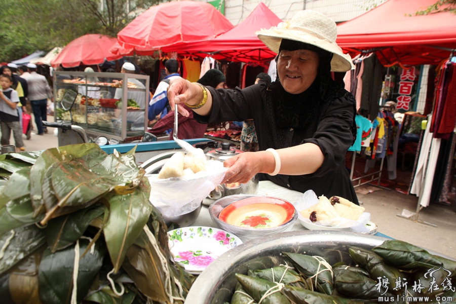 2013年西宁的斋月，封斋后的穆斯林在晚上开斋时喜好甜食开斋，西宁东关地区一带售卖甜食生意红火。西宁的表情摄