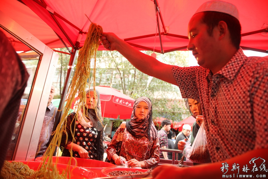 2013年西宁的斋月，封斋后的穆斯林在晚上开斋时喜好甜食开斋，西宁东关地区一带售卖甜食生意红火。西宁的表情摄