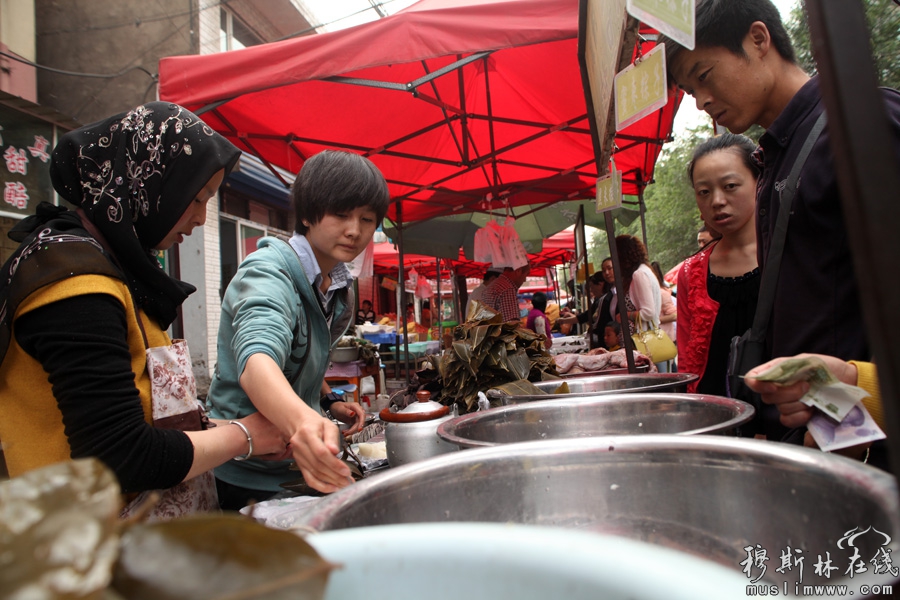 2013年西宁的斋月，封斋后的穆斯林在晚上开斋时喜好甜食开斋，西宁东关地区一带售卖甜食生意红火。西宁的表情摄