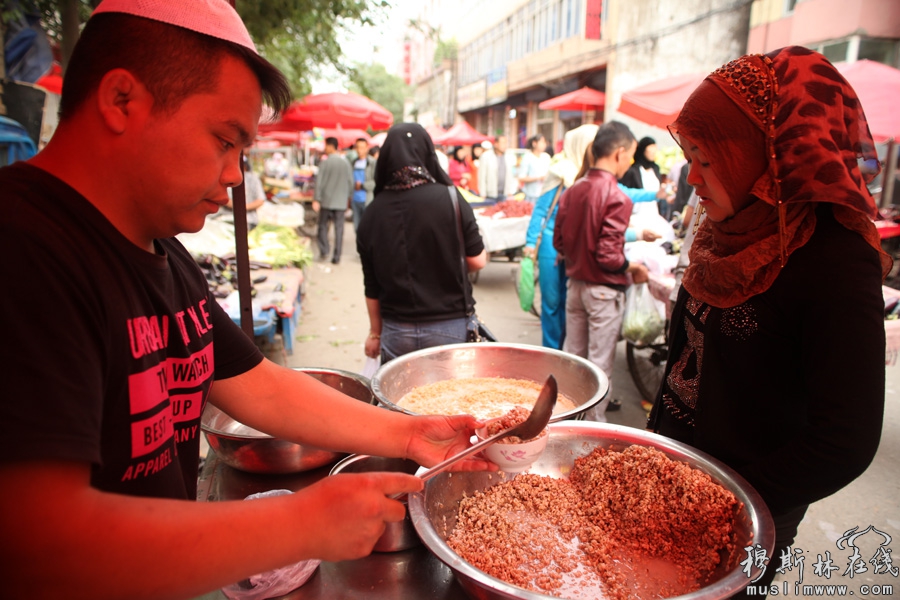 2013年西宁的斋月，封斋后的穆斯林在晚上开斋时喜好甜食开斋，西宁东关地区一带售卖甜食生意红火。西宁的表情摄