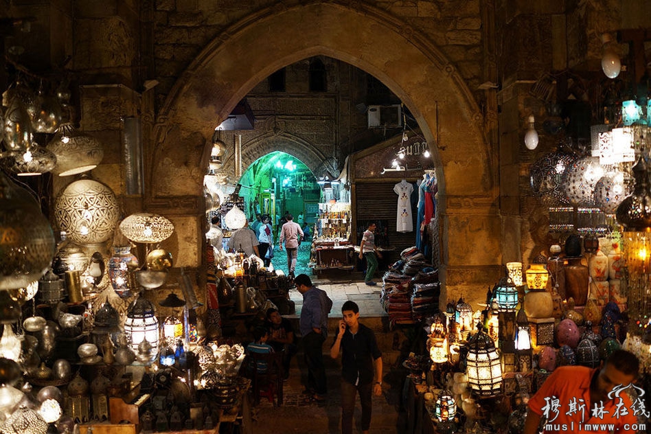 埃及开罗，斋月开始前夜的市集。