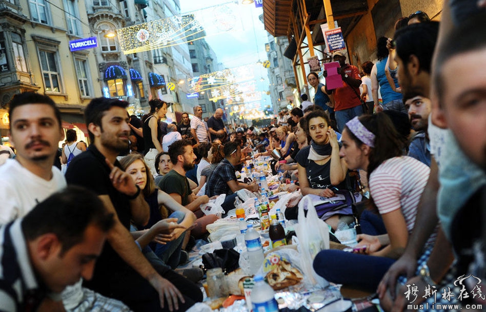 2013年7月9日，土耳其伊斯坦布尔，反政府抗议者聚集在Istiklal街食用开斋小吃，进行斋月第一天的开斋仪式。