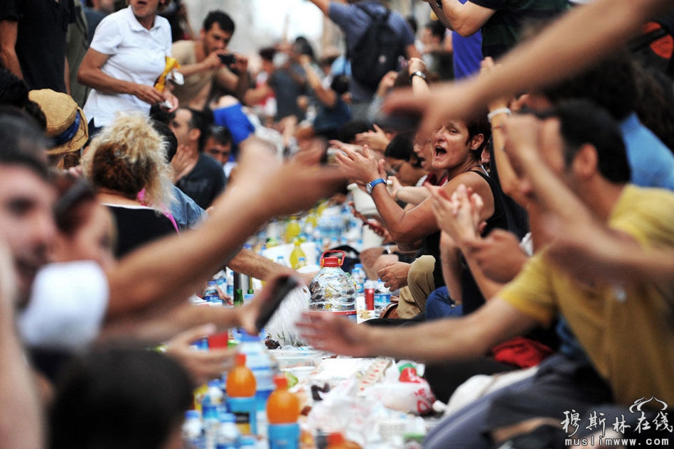 2013年7月9日，土耳其伊斯坦布尔，反政府抗议者聚集在Istiklal街食用开斋小吃。