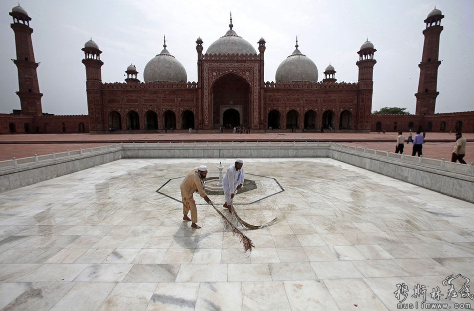2013年7月9日，巴基斯坦拉合尔，斋月开始第一天，工人清洁巴德夏希清真寺的地板。