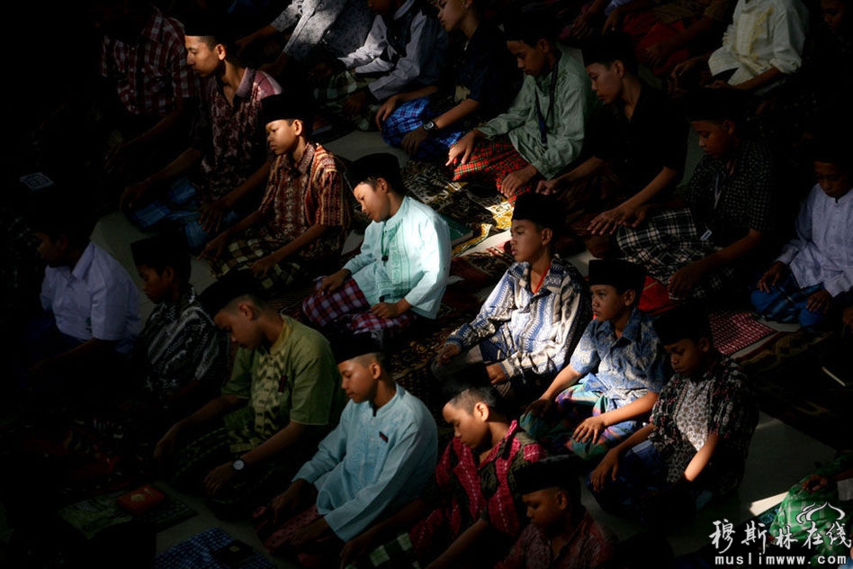 2013年7月10日，印度尼西亚北苏门答腊棉兰，一所伊斯兰寄宿学校的学生在进行午祷。
