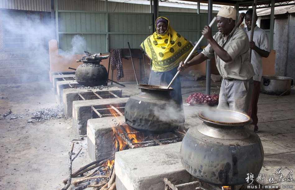2013年7月10日，肯尼亚内罗毕，努尔清真寺的工人们制作将分发给穷人的开斋小吃。