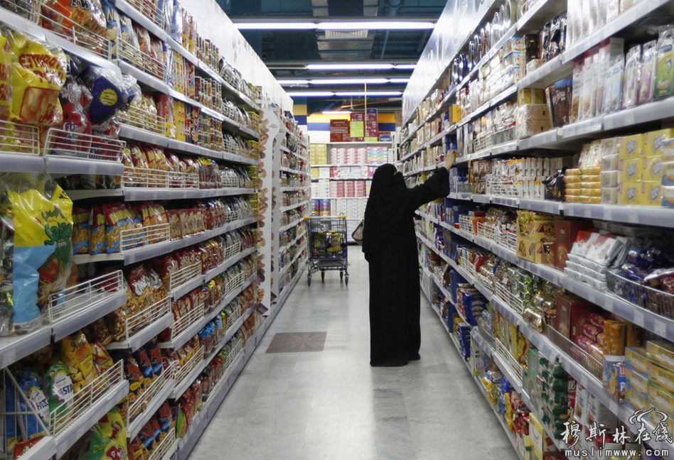 　2013年7月8日，迪拜一家超市内，一名穆斯林妇女采购食品，为即将来临的斋月做准备。
