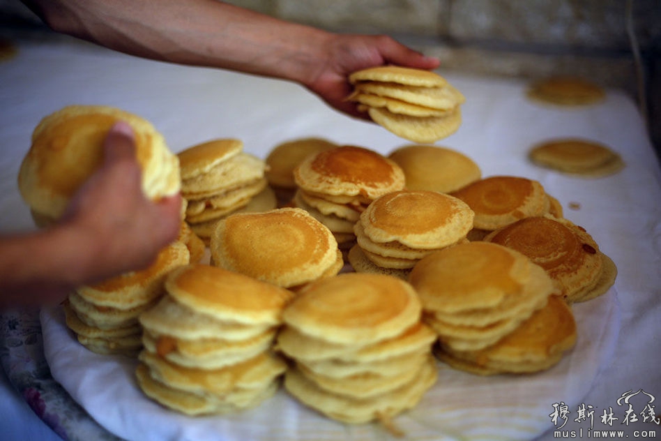 2013年7月10日，斋月首日，约旦河西岸城市拉马拉，一名商贩准备名为“qatayef”的传统甜点。