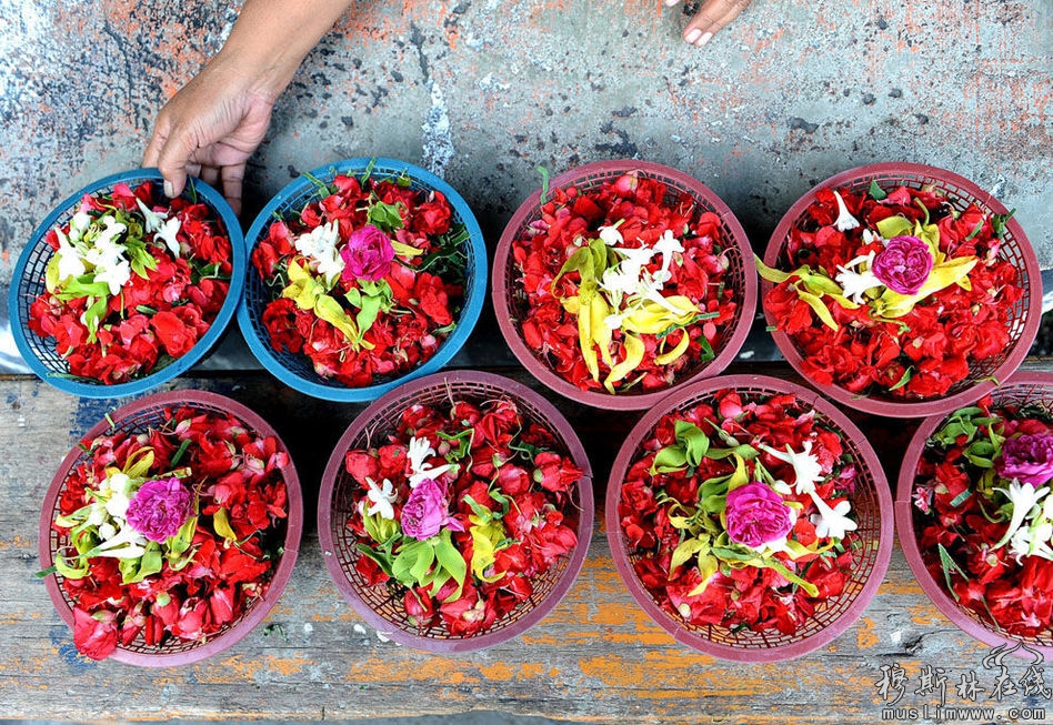 2013年7月9日，印尼泗水市，穆斯林在斋月开始前祭扫亲人坟墓使用的鲜花花瓣。