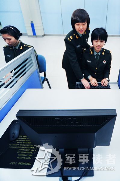 “当不了军官，就当好士官吧，反正我名字里有个永远站立着的‘士’（仕）！”很多人为她惋惜，王仕薇总是灿然一笑。不计荣辱得失，王仕薇依然在三尺机台上以非凡之举书写军旅人生——