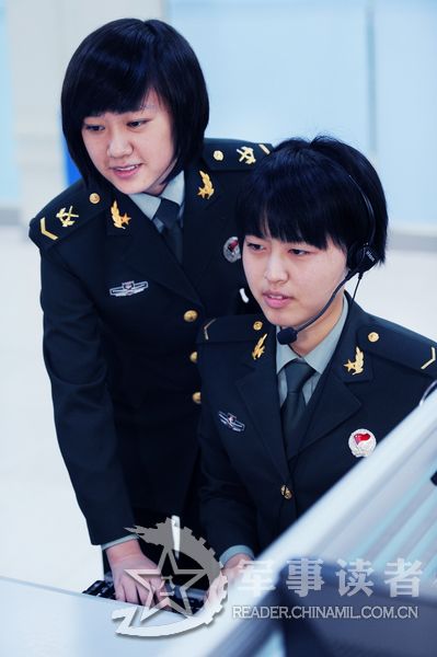 “只有第一，没有第二。”王仕薇一路领跑，带出的兵也是个顶个。常有人问她班里的战士：“你业务这么好，班长用的啥高招？”战士们答道：“咱班长个子不高，但标准高，只有100，没有99！”