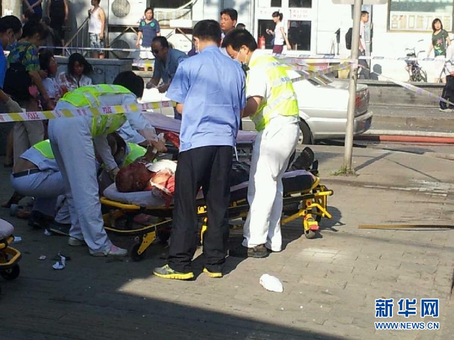  7月24日，救援人员在蛋糕店爆炸事故现场救援（手机拍摄）。　　据北京消防部门介绍，当日早晨，北京东城区光明路“金凤成祥”蛋糕店发生燃气爆燃事故，致数人受伤 。北京消防部门调派2个消防中队、9部消防车赶赴现场，将火势扑灭，并协助120急救中心将受伤人员送往就近医院。目前爆炸具体原因及损失正在调查中。新华社发（沈欣 摄）