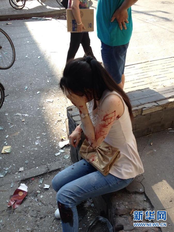 7月24日，救援人员在蛋糕店爆炸事故现场救援（手机拍摄）。　　据北京消防部门介绍，当日早晨，北京东城区光明路“金凤成祥”蛋糕店发生燃气爆燃事故，致数人受伤 。北京消防部门调派2个消防中队、9部消防车赶赴现场，将火势扑灭，并协助120急救中心将受伤人员送往就近医院。目前爆炸具体原因及损失正在调查中。新华社发（沈欣 摄）