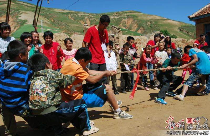 2013年7月19日，江苏大学的学生带着回族孩子们一起玩拔河。
