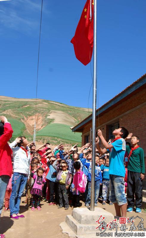 2013年7月19日，江苏大学的学生带着回族孩子们一起举行升国旗仪式。
