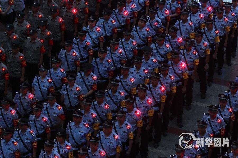  2013年7月26日消息，重庆首批警用肩灯亮相沙坪坝，每晚上千夜巡队员配备，几百米外也能看见，市民说看见警灯，心就踏实了。