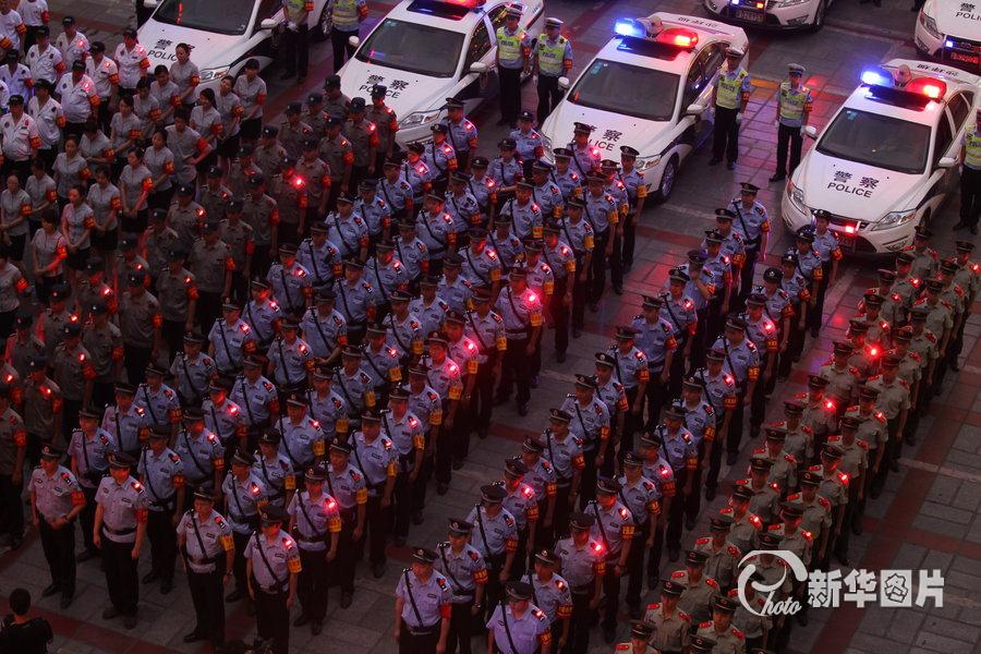  2013年7月26日消息，重庆首批警用肩灯亮相沙坪坝，每晚上千夜巡队员配备，几百米外也能看见，市民说看见警灯，心就踏实了。