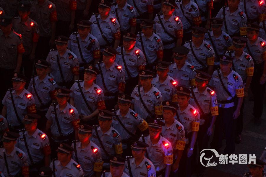  2013年7月26日消息，重庆首批警用肩灯亮相沙坪坝，每晚上千夜巡队员配备，几百米外也能看见，市民说看见警灯，心就踏实了。