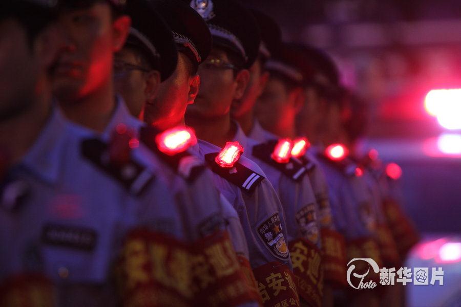 2013年7月26日消息，重庆首批警用肩灯亮相沙坪坝，每晚上千夜巡队员配备，几百米外也能看见，市民说看见警灯，心就踏实了。