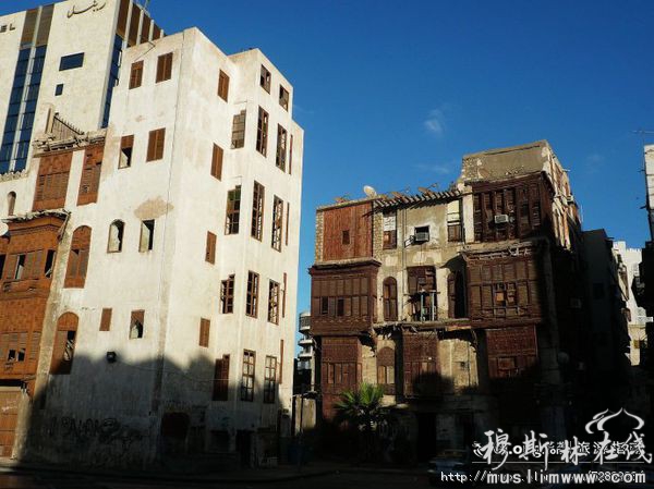 沙特阿拉伯第二大城市吉达建于647年，在17世纪起，曾为东西方贸易的中途港，历史的痕迹随处可见。