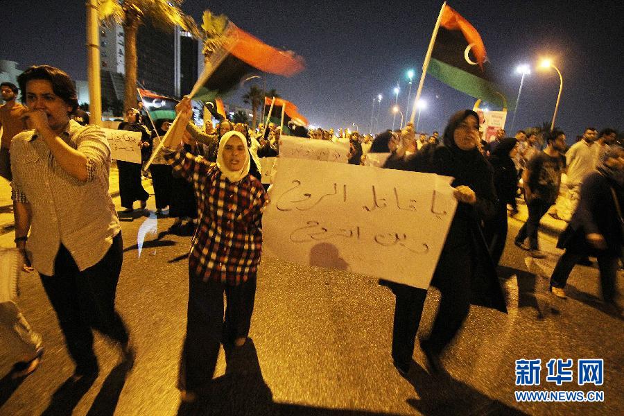 7月27日，部分民众在利比亚第二大城市班加西街头抗议。当天凌晨，数百名班加西民众走上街头举行抗议示威，谴责利比亚日益混乱的安全局势，以及米斯马里遭暗杀事件，要求利比亚临时政府及国民议会解散。7月26日，著名律师、政治活动家阿卜杜·赛莱姆·米斯马里等3人在班加西遭暗杀。新华社发（默罕默德·沙基摄） 