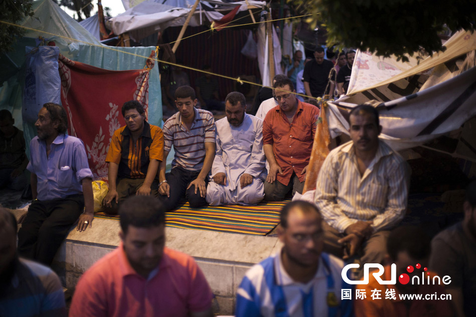 地时间2013年8月5日，埃及前总统穆尔西的支持者在开罗大学前搭起帐篷，安营扎寨举行抗议。图片来源：Manu Brabo/东方IC