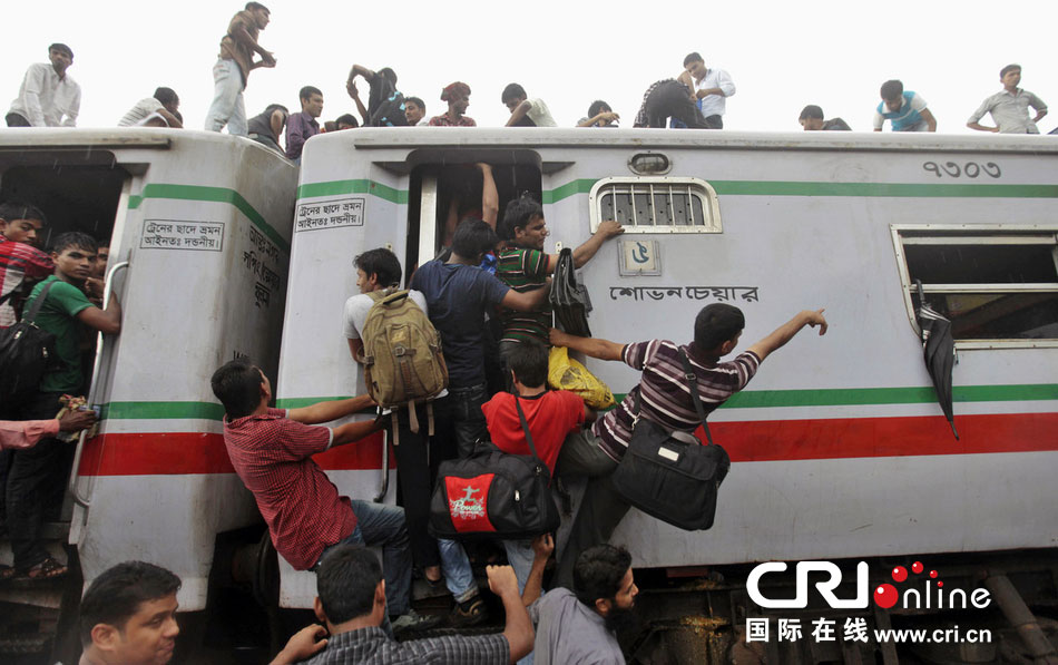 国际在线消息：当地时间2013年8月7日，孟加拉国达卡，穆斯林挤火车回家过开斋节。  