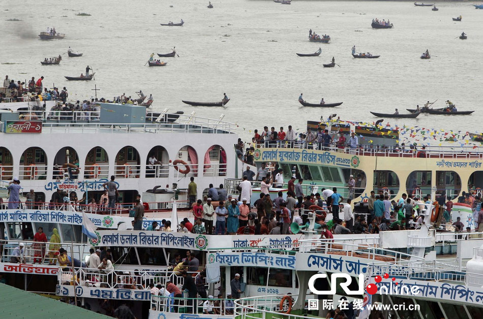 国际在线消息：当地时间2013年8月7日，孟加拉国达卡，穆斯林挤火车回家过开斋节。  
